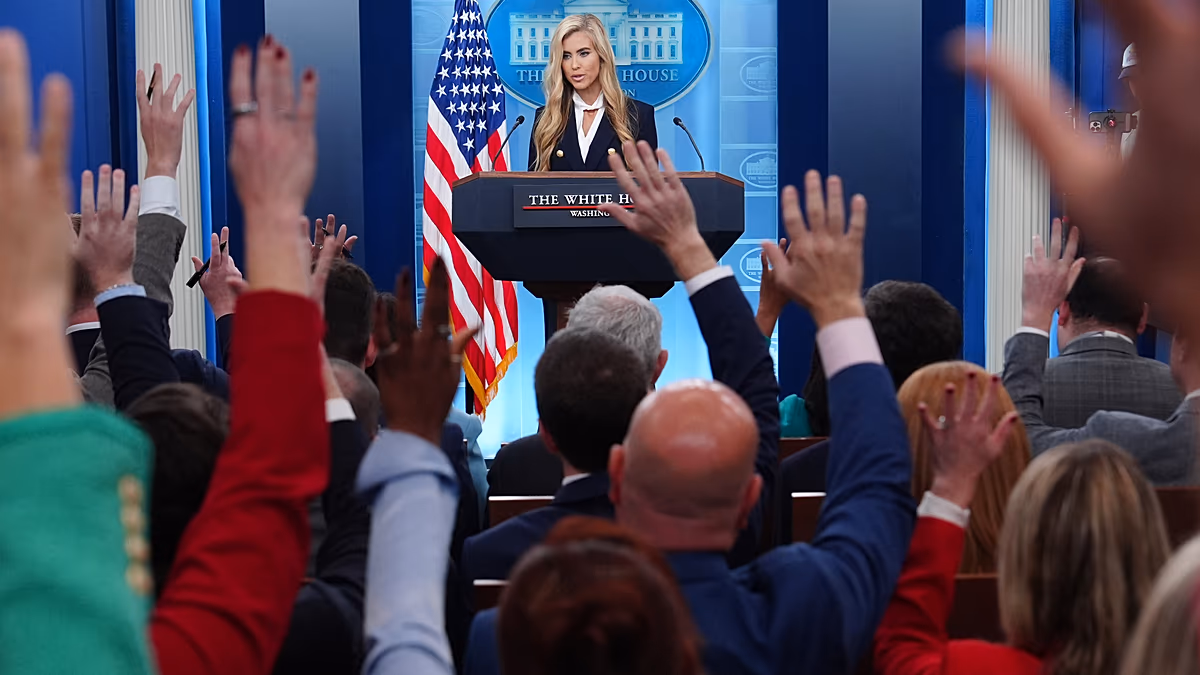 Trumps neuer Pressesprecher verlässt das Land nach weniger als einer Woche nach Kontroversen