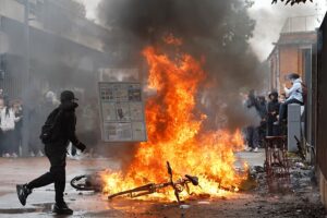 Während sich die Blockaden wegen der Zustände in den Schulen verschärfen, kommt es zu Auseinandersetzungen zwischen französischen Schülern und der Polizei