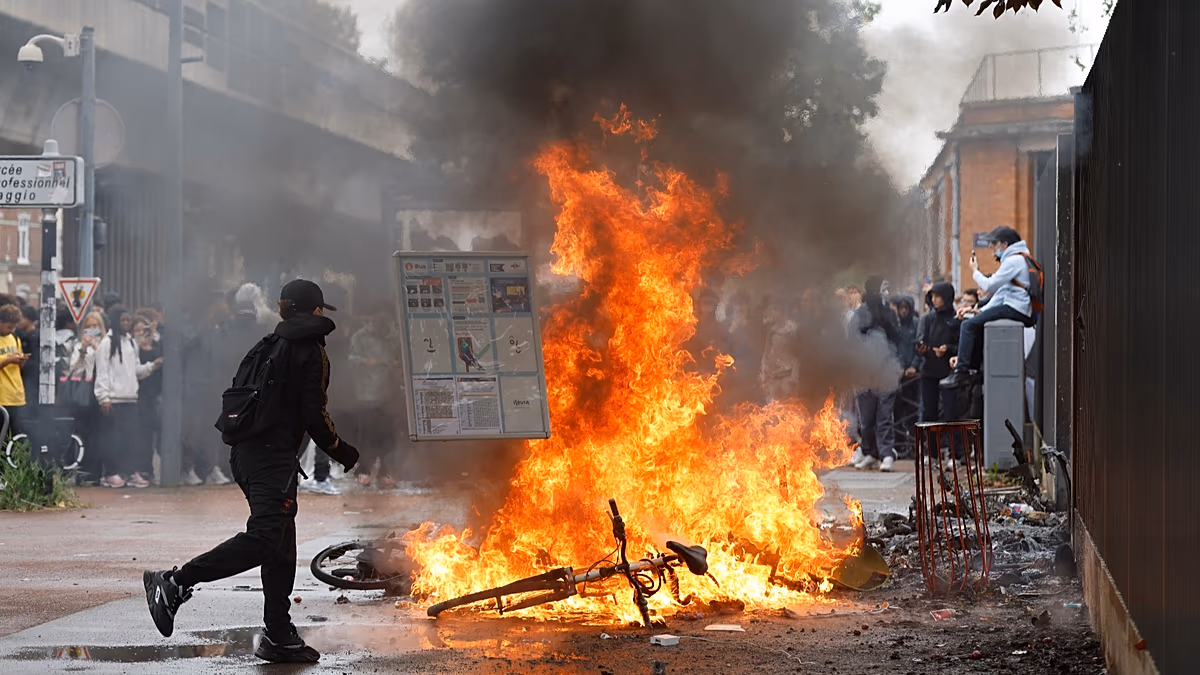 Während sich die Blockaden wegen der Zustände in den Schulen verschärfen, kommt es zu Auseinandersetzungen zwischen französischen Schülern und der Polizei