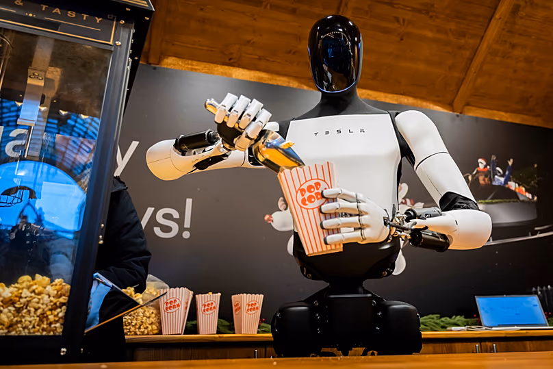 DATEI. Teslas humanoider Roboter Optimus verteilt Popcorn an einem Weihnachtsmarktstand während seiner Präsentation in einem Einkaufszentrum in Berlin, Deutschland, 20. Dezember 2025