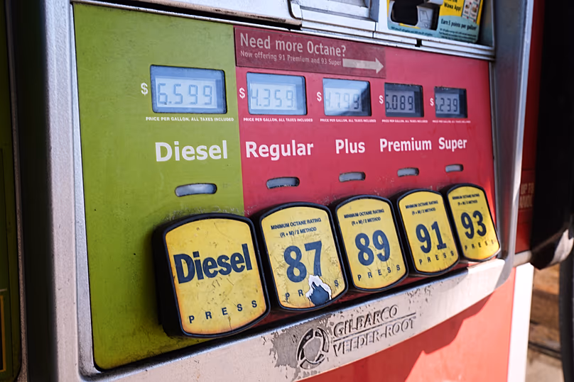 DATEI. Diesel- und Gaspreise werden am 23. Oktober 2026 an einer Tankstelle in Philadelphia angezeigt