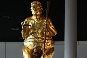 „Die Orangenpest“: Nackte Trump-Statue im Europäischen Parlament in Straßburg ausgestellt