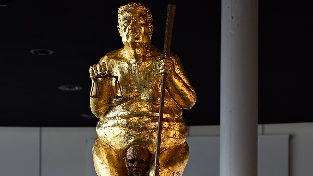 „Die Orangenpest“: Nackte Trump-Statue im Europäischen Parlament in Straßburg ausgestellt