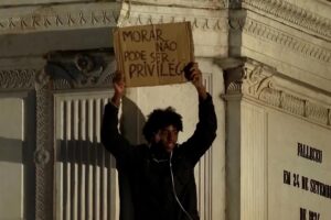 „Ein Haus kann kein Privileg sein“: Tausende demonstrieren in Lissabon wegen der Wohnungskrise. Tausende protestierten auf dem Rossio-Platz in Lissabon gegen die Wohnkosten, nachdem die Polizei ein Lager geräumt hatte, und stimmten dafür, am nächsten Tag wieder zu campen. 21.10.2026
