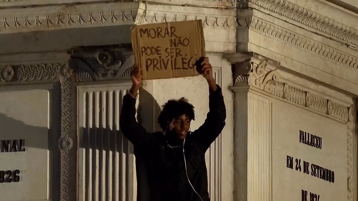„Ein Haus kann kein Privileg sein“: Tausende demonstrieren in Lissabon wegen der Wohnungskrise. Tausende protestierten auf dem Rossio-Platz in Lissabon gegen die Wohnkosten, nachdem die Polizei ein Lager geräumt hatte, und stimmten dafür, am nächsten Tag wieder zu campen. 21.10.2026